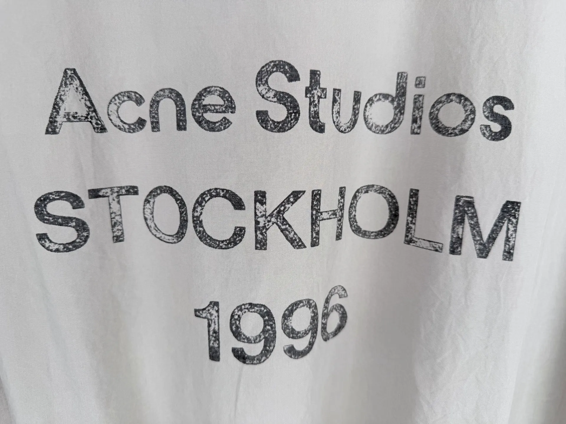 ACNE Studios Contrast Logo Distressed Zip Jacket Custom-made Dusty Royal Poplin Lightweight and crisp Dry and wind-resistant Sophisticated Royal Blue smudged body Washed mist softens the bright tones Interpreting the cool and relaxed luxury unique to Scandinavia Stand-up collar fully zippered coach jacket Elasticated hem cuffs Create a relaxed, drop-top short silhouette Fully lined interior with a smooth and neat upper body The Acne Studios print is discreetly engraved on the chest, retaining the brand gene in a restrained and subtle manner. The contrasting Acne Studios Retro emblem is laid out on the back of the garment. One simple and one complex form a clever visual contrast, which reflects the brand's heritage and traces back to the origin of the brand. It uses the Nordic minimalist high-end ready-to-wear language to describe the narrative of relaxed and restrained luxury and elegance. Process 1: Adopt glue printing process. The printing has been revised three times with the film screen. Use glue liquid paint to print the pattern on the fabric. Bake the fabric to fix the printed pattern. Process 2: Gradient distressed spray process. By spraying dyes of different colors on the surface of the fabric, the clothes can show rich color changes under different lights and increase the visual layering. Process 3: Heavy fermentation washing uses a special solution to remove stains and slight fading, and then snowflake washing. Use strong washing to fade the color to make the color more uniform. Process 4: The hem is made in one go using a three-needle waist-drawing machine. The elastic band and the fabric are sewn together in the same process using the special needle position and feeding mechanism of the machine. The three-needle design is more secure and can distribute pressure evenly to ensure that the elastic band and the fabric fit tightly. Accessories: Customized 1:1 Acne zipper Customized 1:1 Acne trademark Fit: Loose fit Size: 44 46 48 50